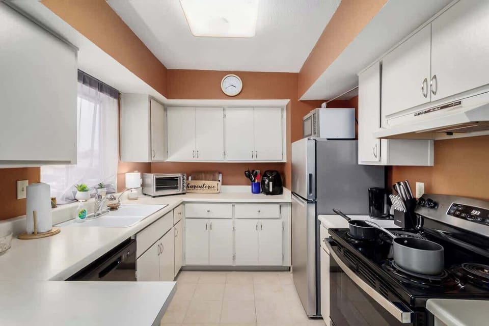 Cook with ease in the fully equipped kitchen.