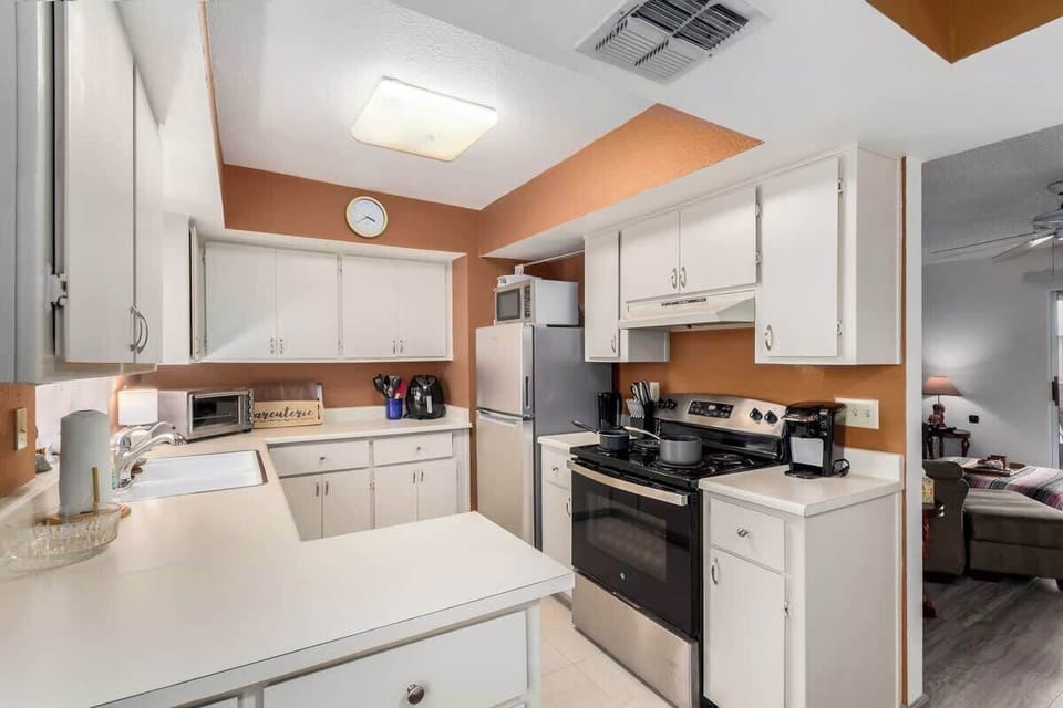 Cook with ease in the fully equipped kitchen.