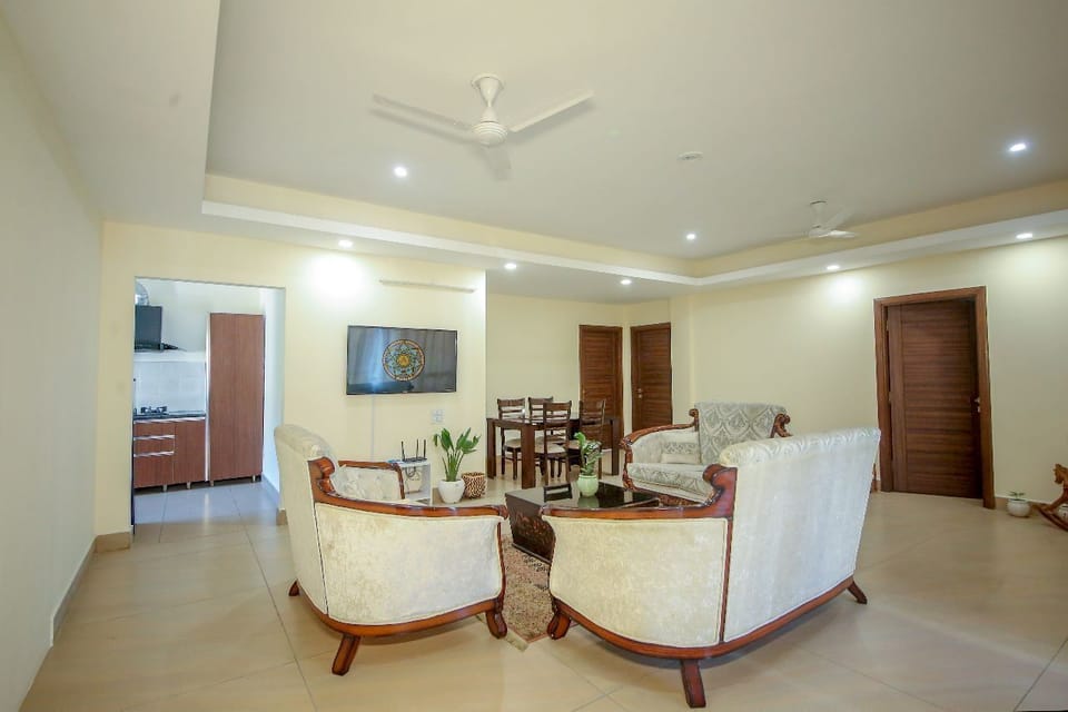 Luxury Apartment, Balcony, Mountain View | Living area