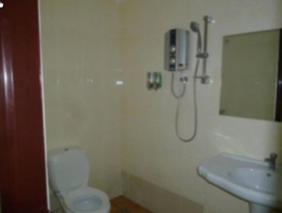 Shower, free toiletries, hair dryer, bidet