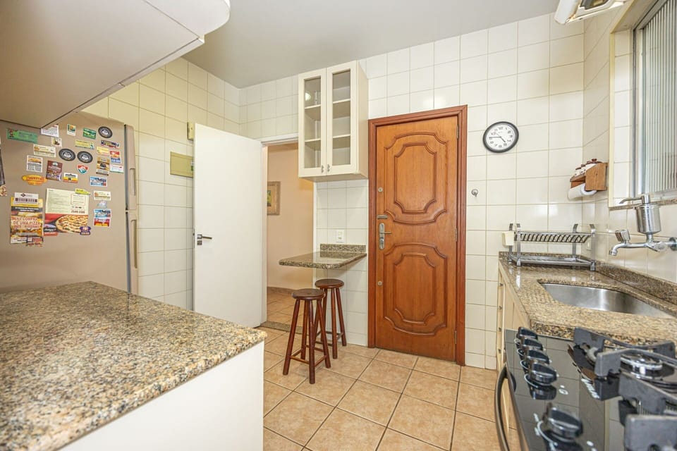 Deluxe Apartment | Private kitchen | Fridge, microwave, oven, stovetop
