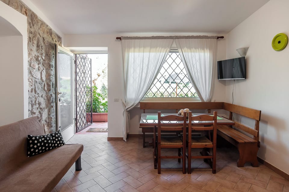 Apartment, Garden View | Living room | 32-inch flat-screen TV with digital channels
