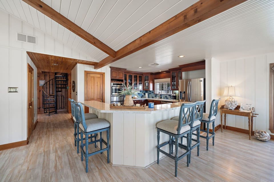 Kitchen - Countertop Seating for 5 - First Floor