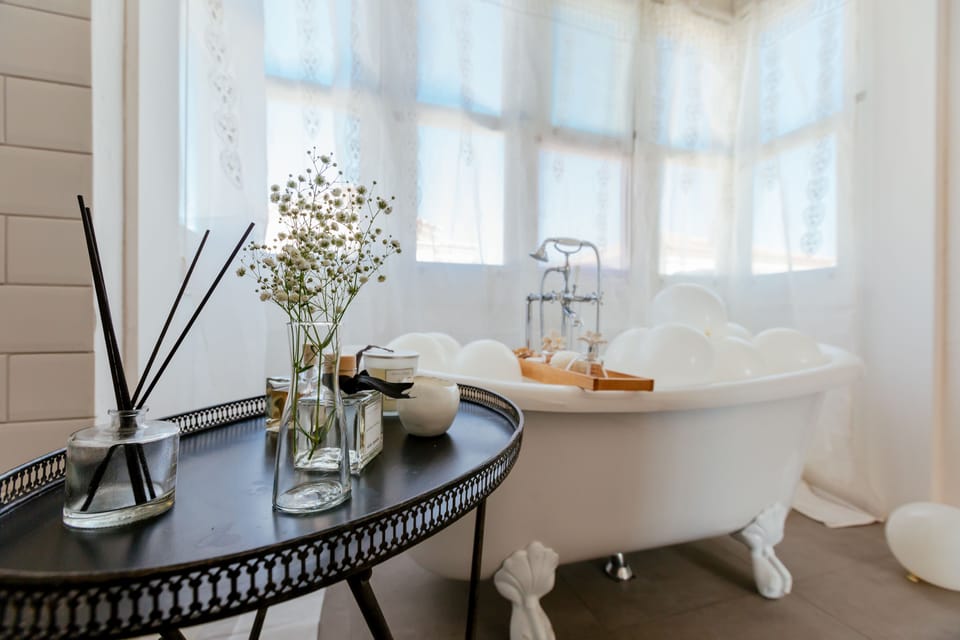 Deluxe Room, Fireplace | Bathroom | Free toiletries, hair dryer, slippers, towels