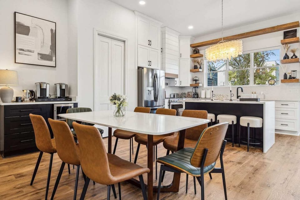 Living Room 1, First Floor.
Complimentary Coffee&Tea
2 Coffee makers
Coffee glasses
Wine Refrigerator