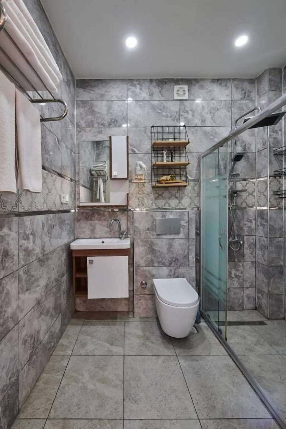 Family Suite | Bathroom | Shower, rainfall showerhead, free toiletries, hair dryer