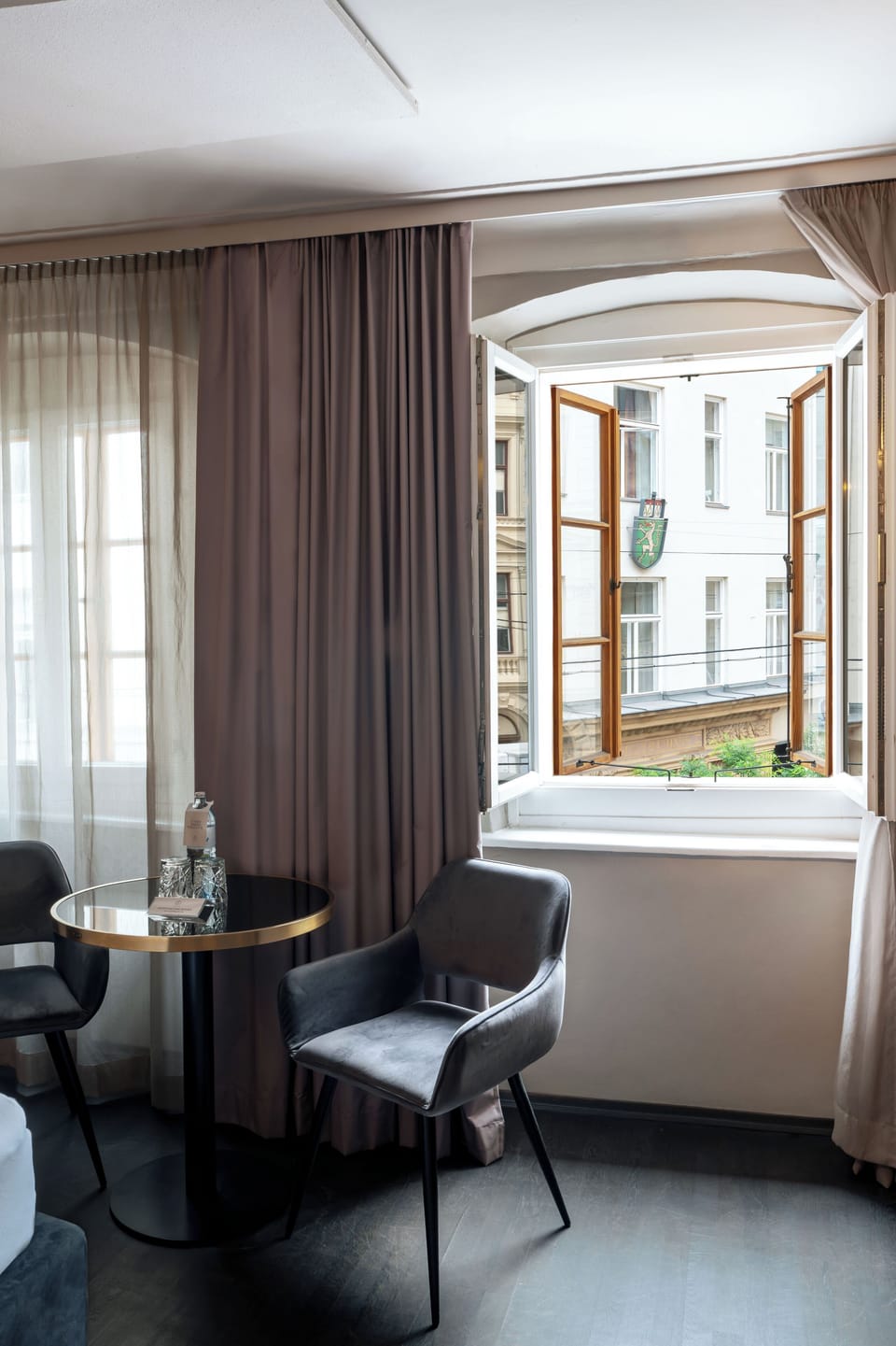 Charming Living Apartment | In-room safe, desk, WiFi (free)
