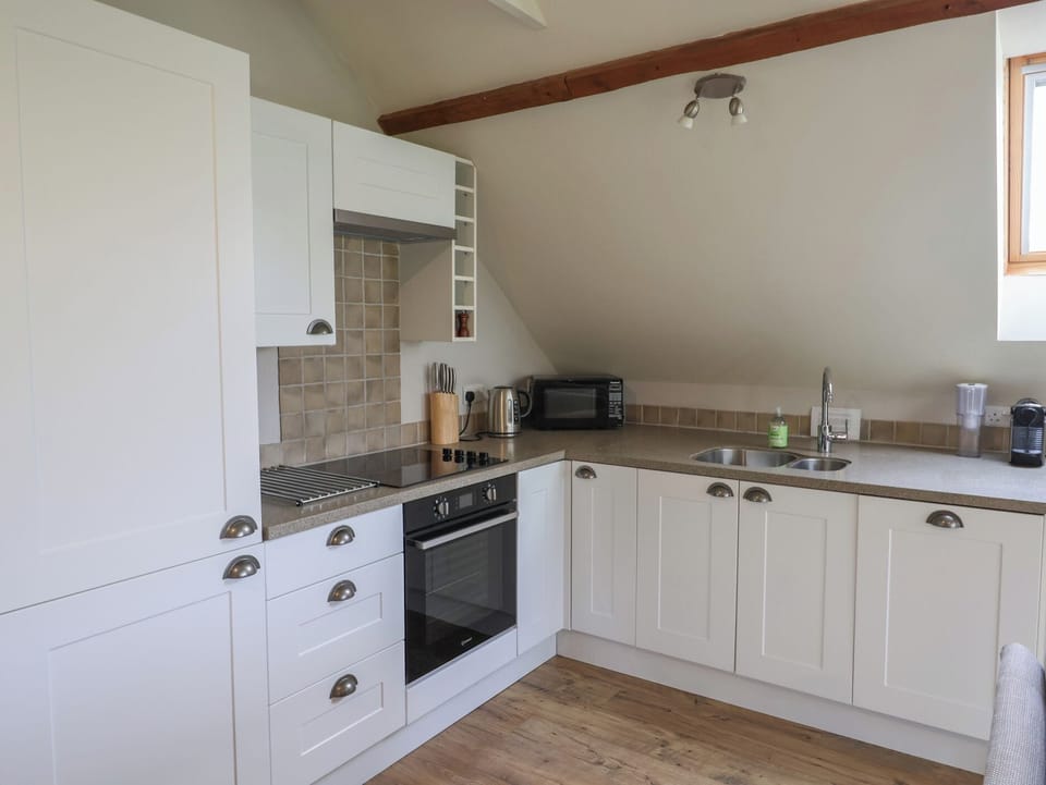 Fridge, microwave, dishwasher, cookware/dishes/utensils