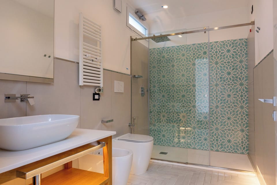 Double Room | Bathroom | Shower, hair dryer, bidet, towels