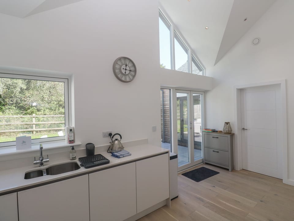 Cottage | Private kitchen | Fridge, dishwasher, toaster, cookware/dishes/utensils
