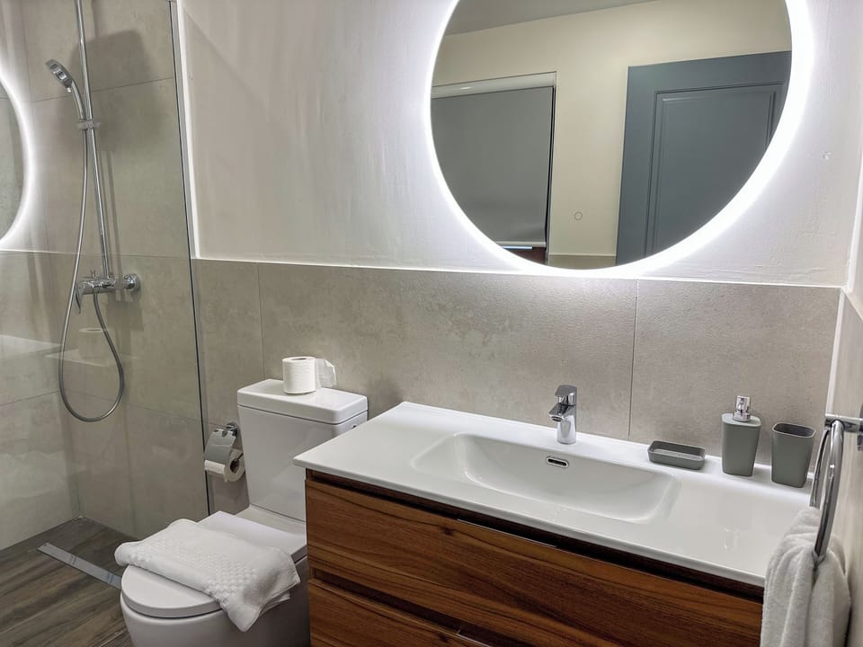 King Room with Jacuzzi | Bathroom | Free toiletries, hair dryer, towels, shampoo