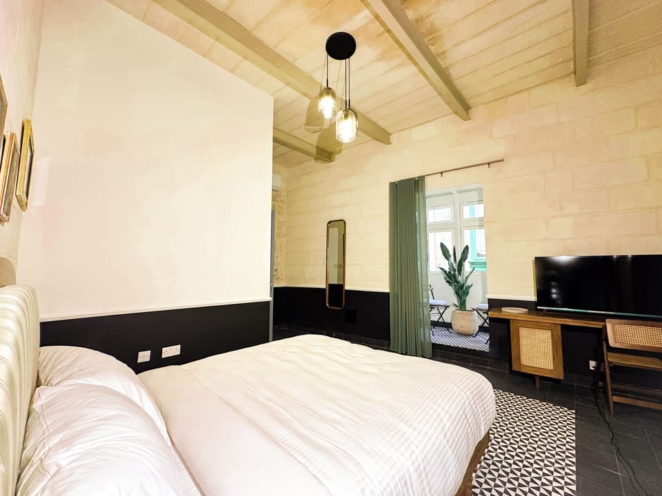 Queen Room with Balcony | Free cribs/infant beds, free WiFi, bed sheets