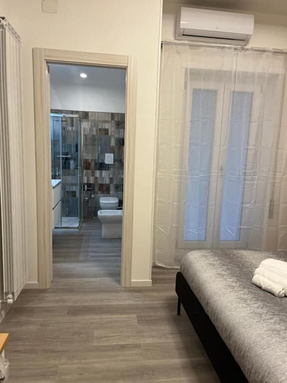 Deluxe Double or Twin Room | Desk, blackout drapes, soundproofing, iron/ironing board