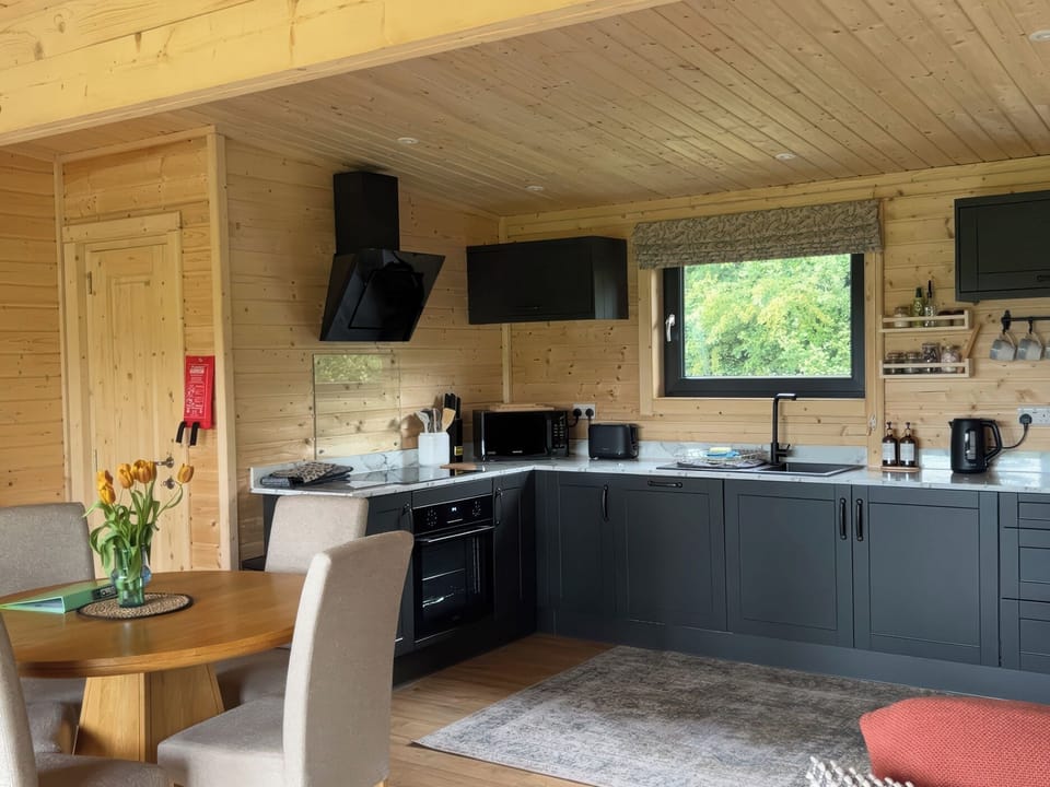 Cottage | Private kitchen | Fridge, microwave, dishwasher, toaster