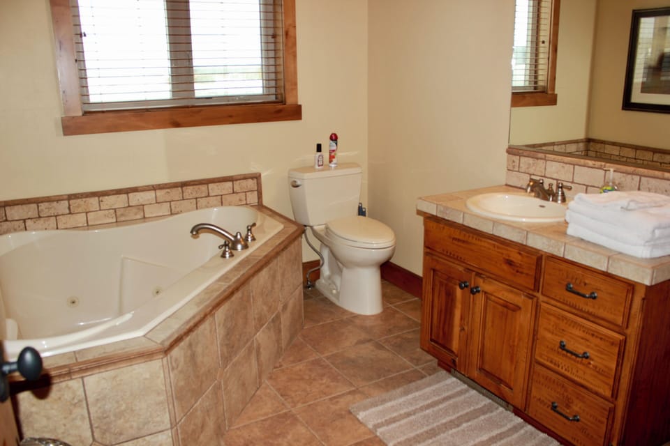 2 queen bedroom, upstairs, full bathroom 