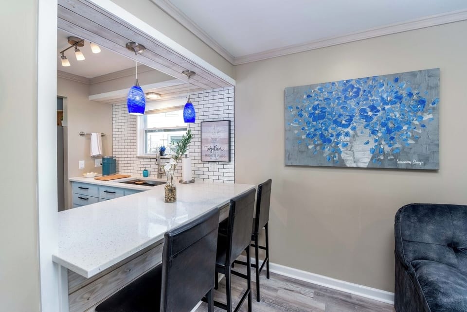 Stylish breakfast bar w Quartz Countertops
