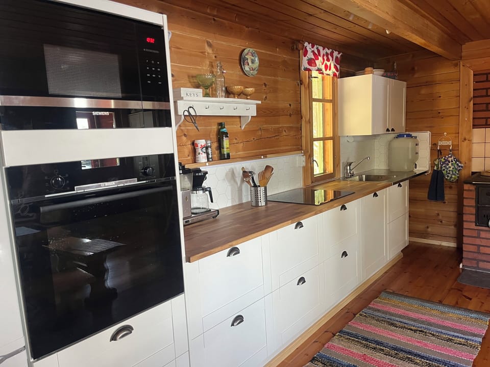 Full-size fridge, microwave, oven, stovetop