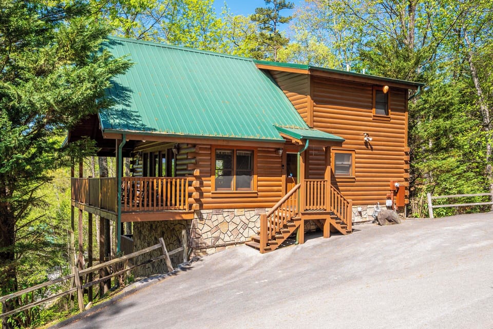 Property Exterior | Driveway (3 Vehicles)