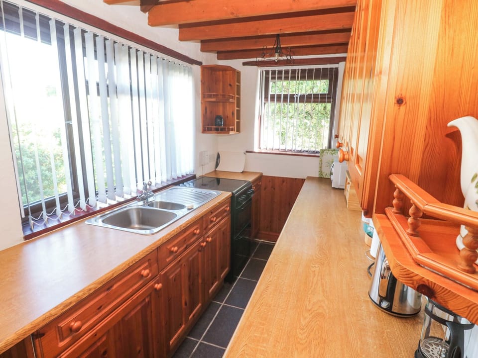 Fridge, microwave, dishwasher, cookware/dishes/utensils