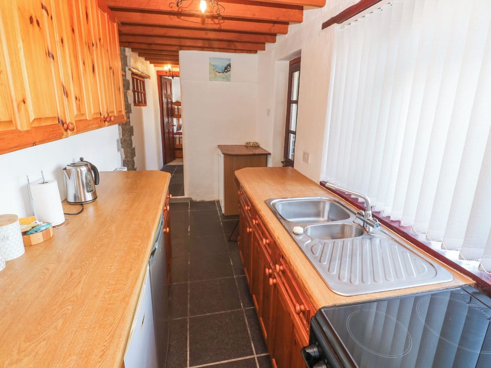 Fridge, microwave, dishwasher, cookware/dishes/utensils
