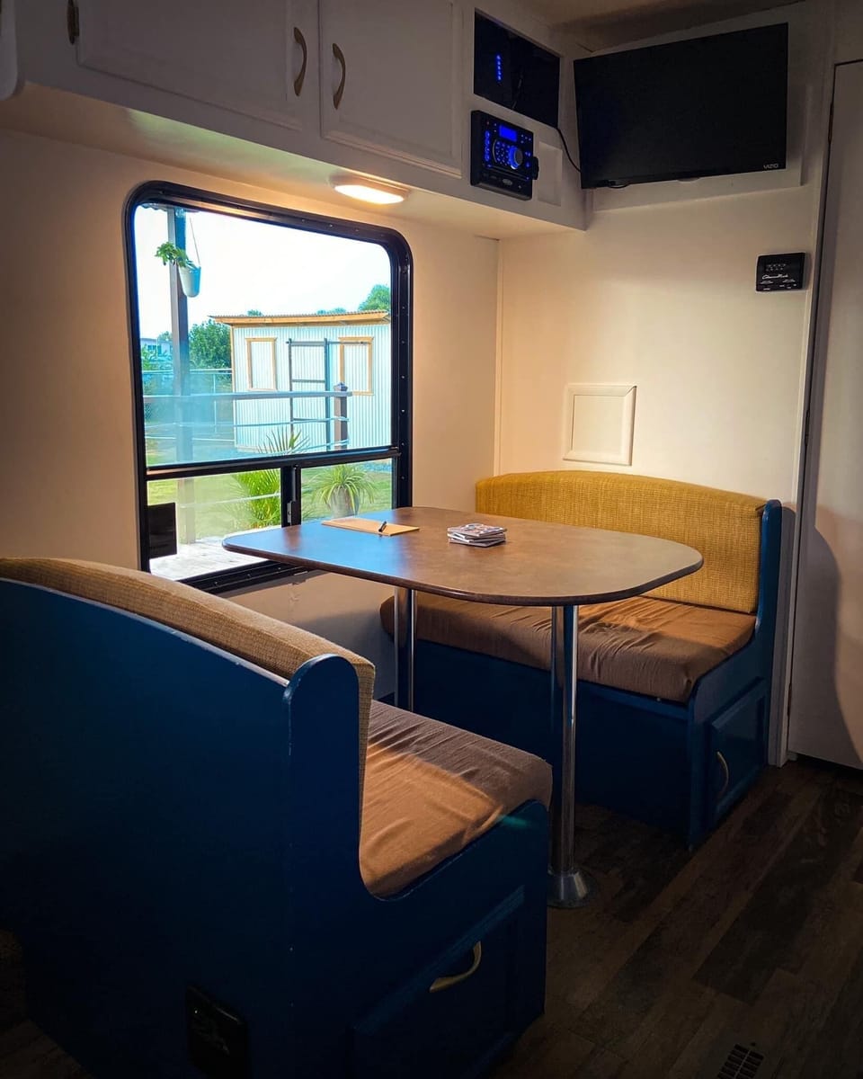 Mobile Home, 1 Queen Bed, Private Pool | Dining room