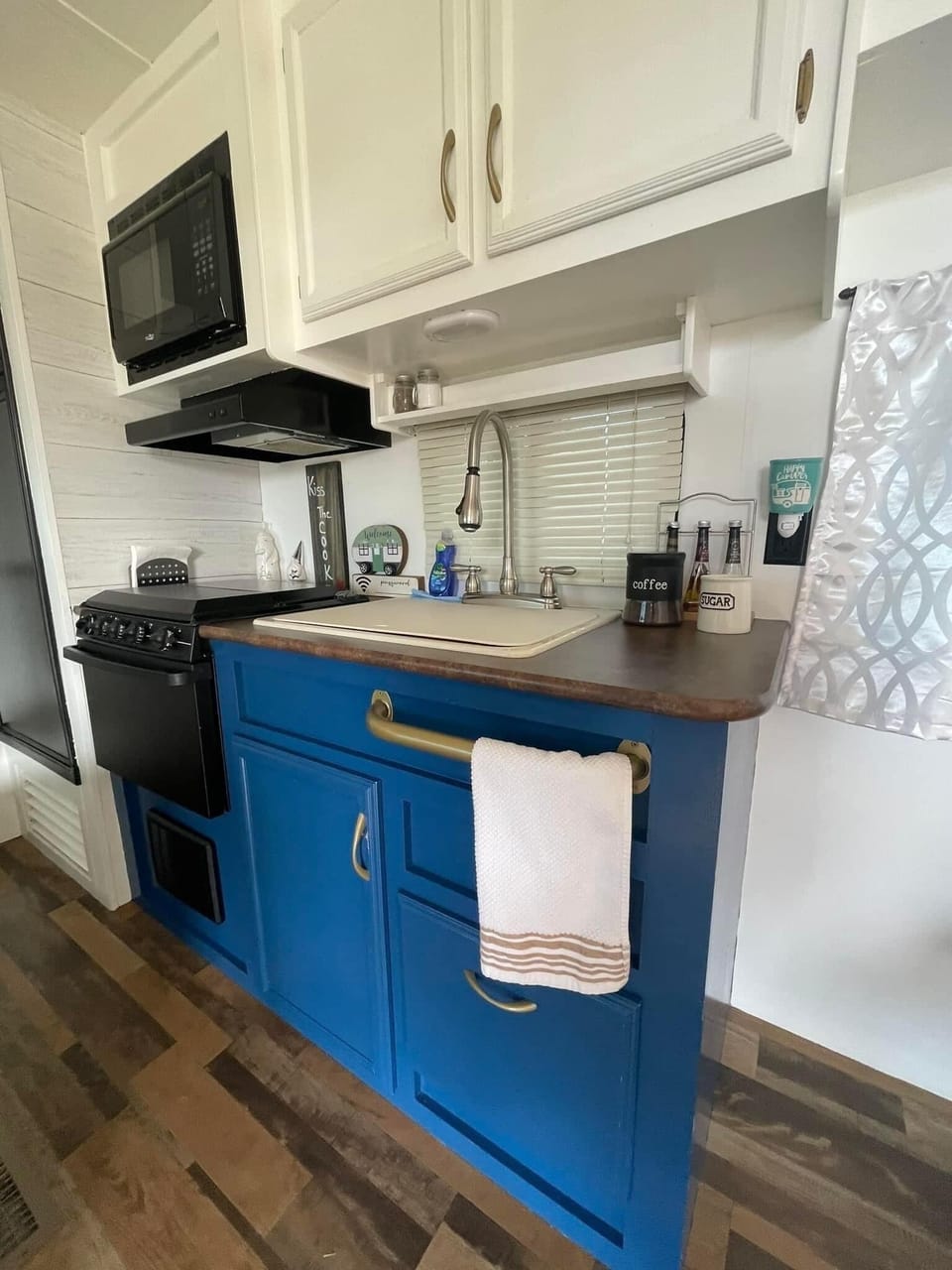 Mobile Home, 1 Queen Bed, Private Pool | Private kitchen