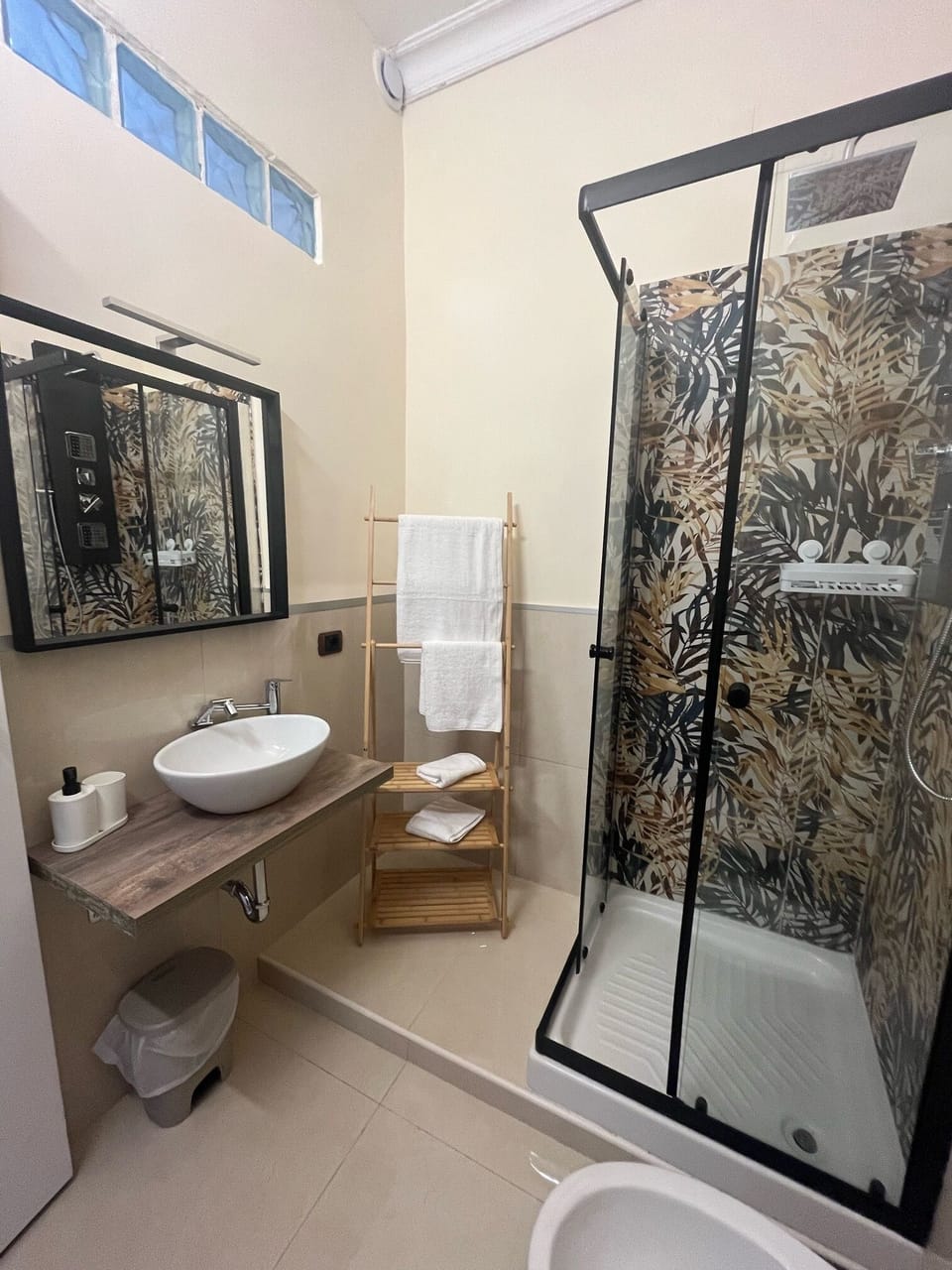Camera Deluxe con Letto Matrimoniale, Vista città, N1 | Bathroom | Shower, hair dryer, bidet, towels