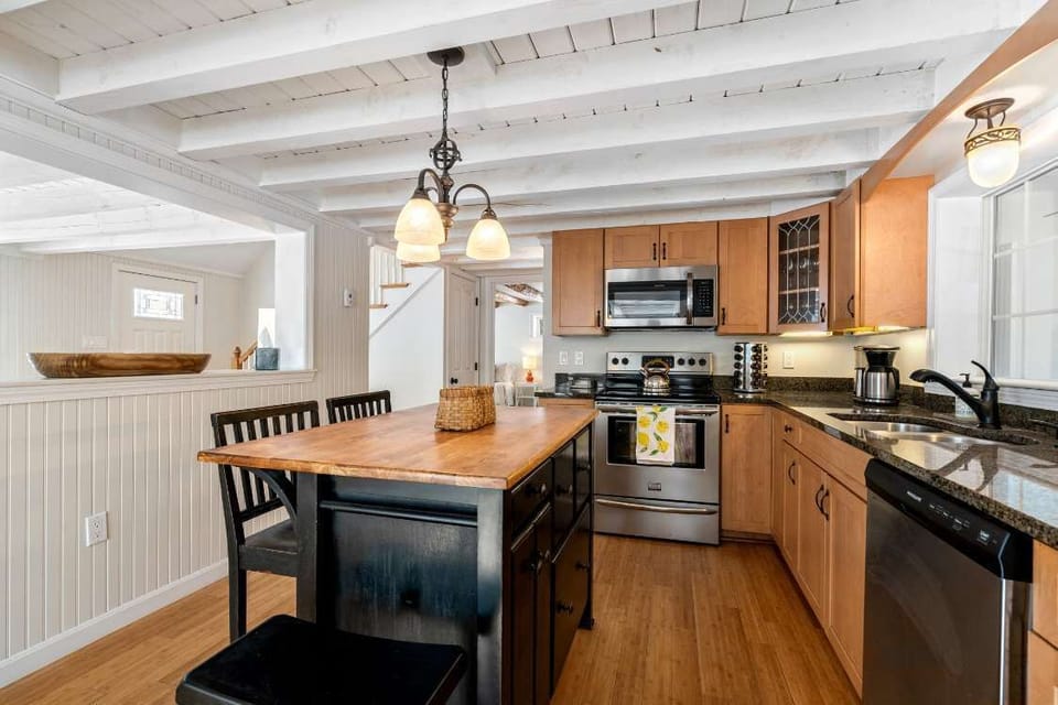 House, Multiple Beds, Kitchen, Garden View (Good Tidings) | Private kitchen | Fridge, microwave, oven, stovetop