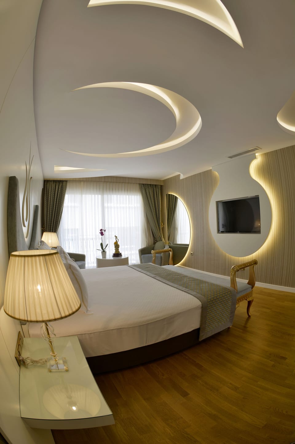 Suite | Minibar, in-room safe, blackout drapes, free WiFi