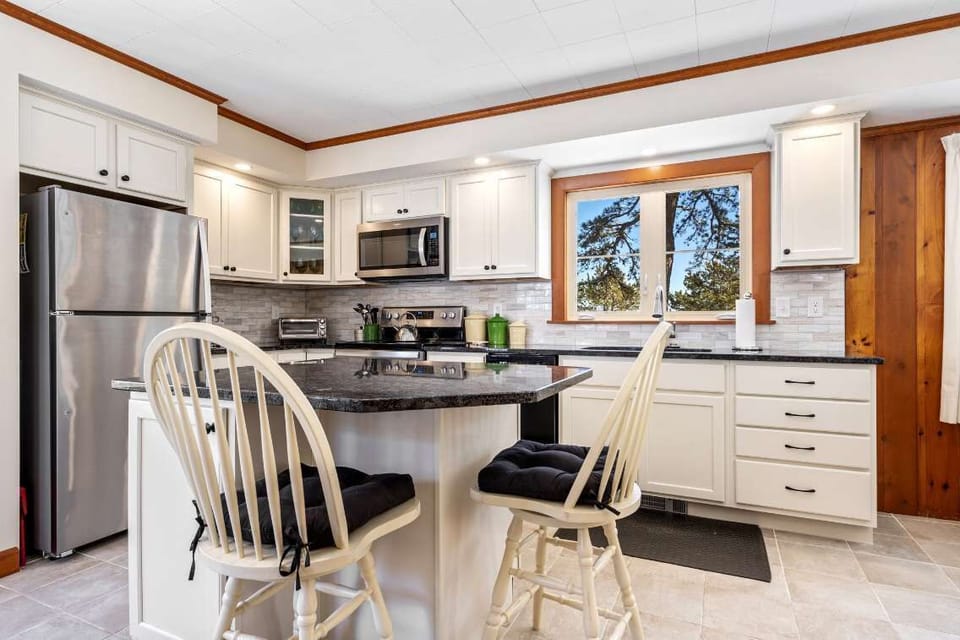 House, Multiple Beds, Kitchen, Ocean View (Bayview Beach Cottage) | Private kitchen | Coffee/tea maker, fridge, microwave, oven