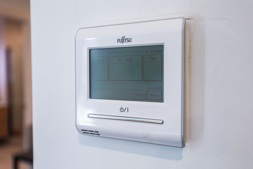 Thermostat to control unit temperature 