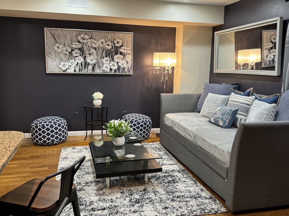 Living room area: day bed between inside (2 beds)