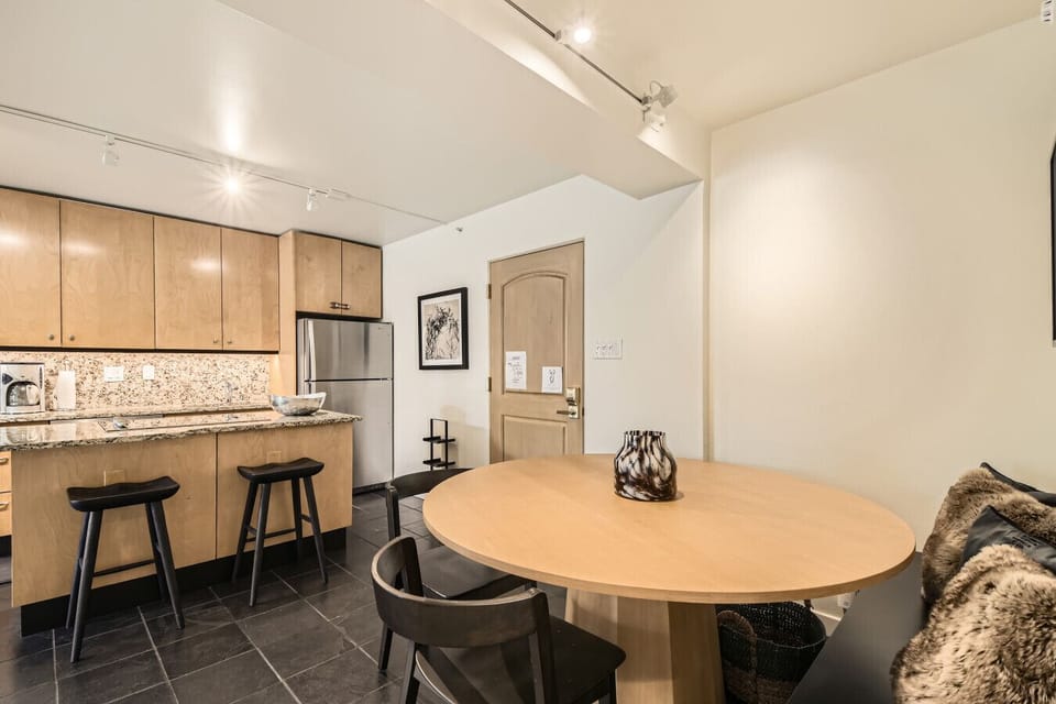 Start your powder day right at this intimate breakfast nook for four. Extra seating at the kitchen island means the whole crew can fuel up together before hitting the slopes, coffee, pancakes, and mountain planning sessions included