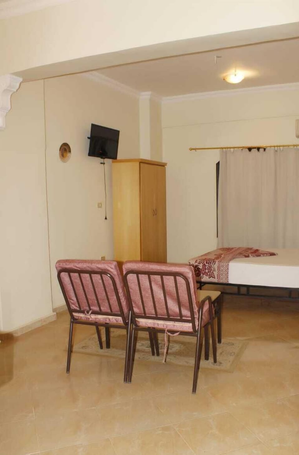 Studio | Desk, laptop workspace, blackout drapes, free WiFi