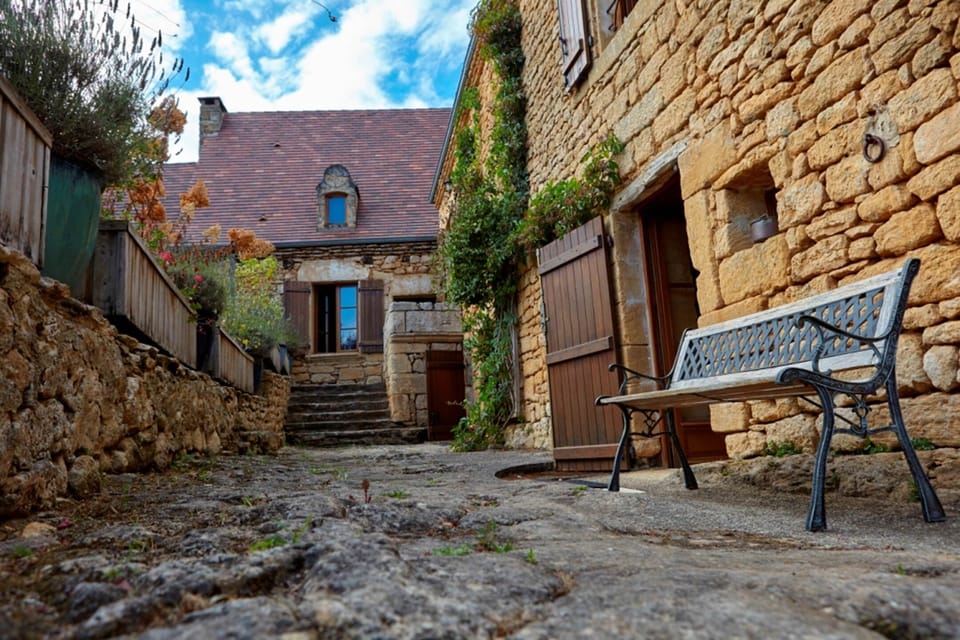 gite-la-maison-bleue-cantegrel-vitrac-appartement-troglodyte-entree-1_0