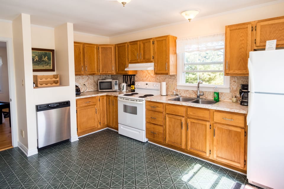 Deluxe Apartment, 1 Queen Bed | Private kitchen | Electric kettle, cookware/dishes/utensils