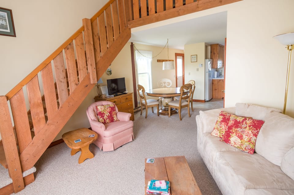 Deluxe Apartment, 1 King Bed | WiFi (free), individually furnished, bed sheets