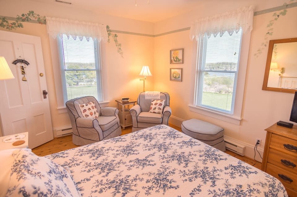 Standard Room, 1 Queen Bed, Ensuite, Bay View | WiFi (free), individually furnished, bed sheets