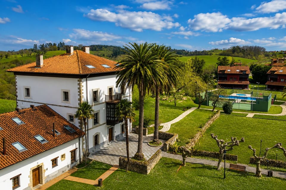 Property building,Facade/entrance,Garden,Swimming pool