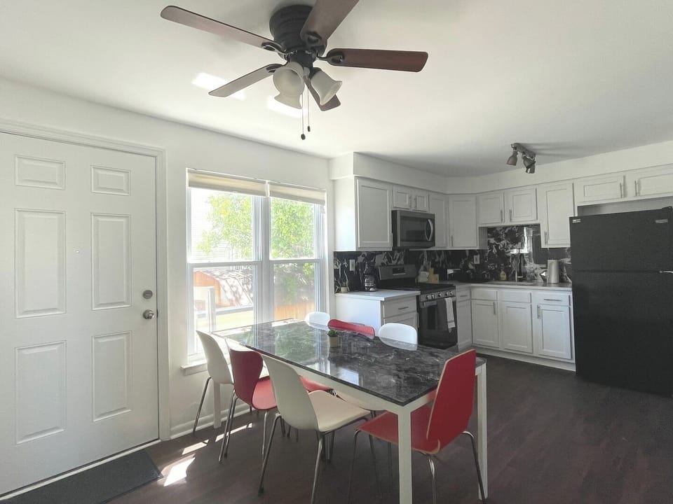 Full Kitchen & Dining Area- Seats 7