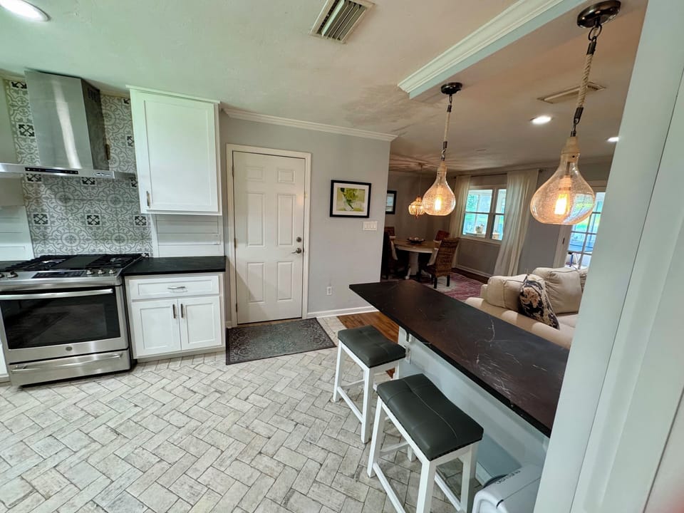 Kitchen Bar 