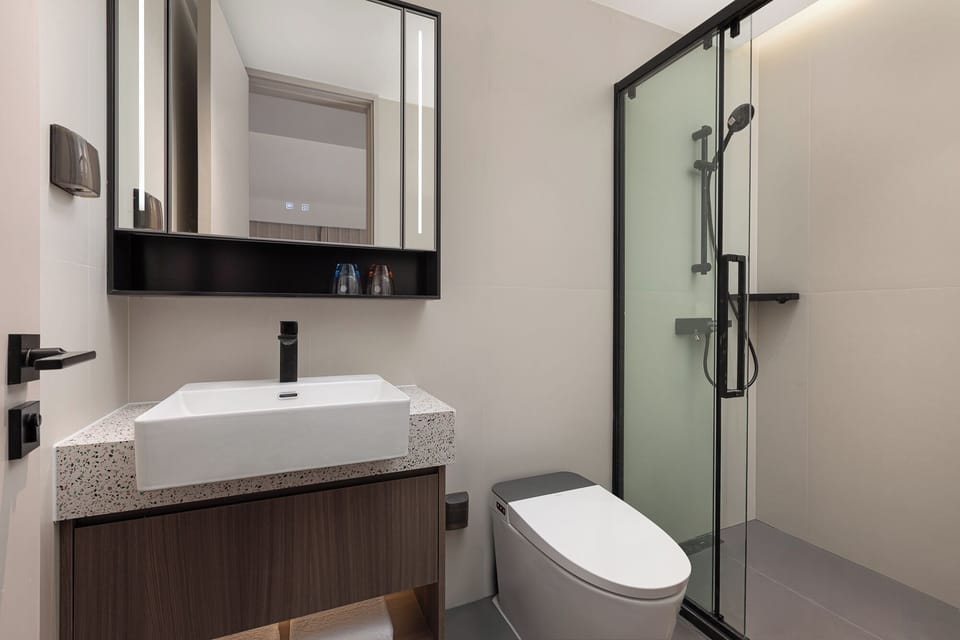 Deluxe Studio | Bathroom | Shower, free toiletries, hair dryer, slippers