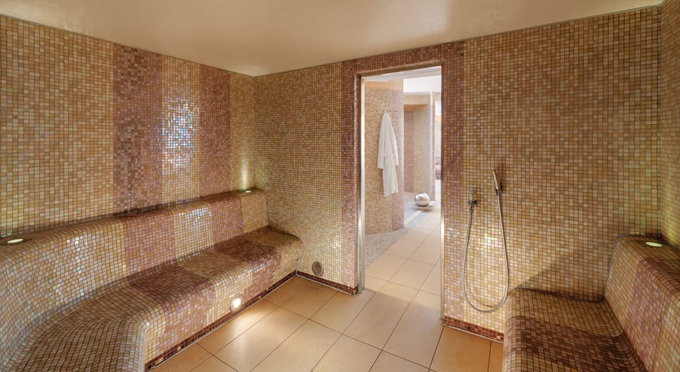 Couples treatment rooms, body treatments, hot stone massages