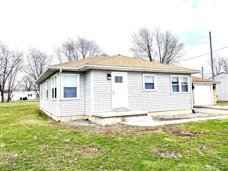 3Br/1Ba 1180 sqft House with Off-Street Parking