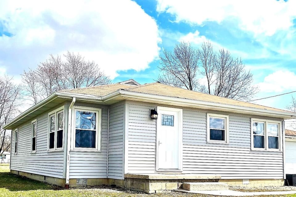 3Br/1Ba 1180 Sqft House on 1/2 Acre with Private Off-Street Parking