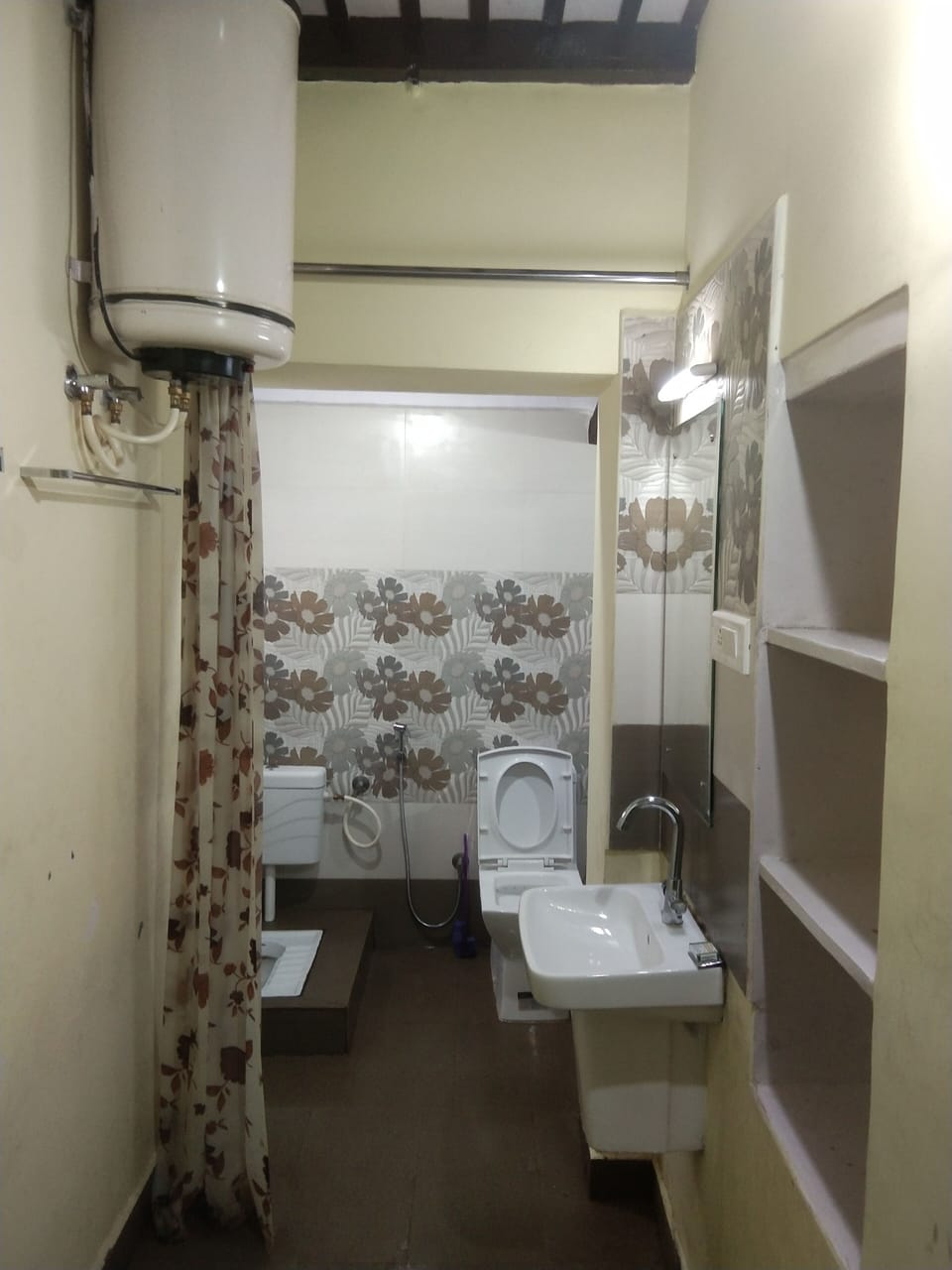 Superior Triple Room | Bathroom | Shower, rainfall showerhead, free toiletries, hair dryer