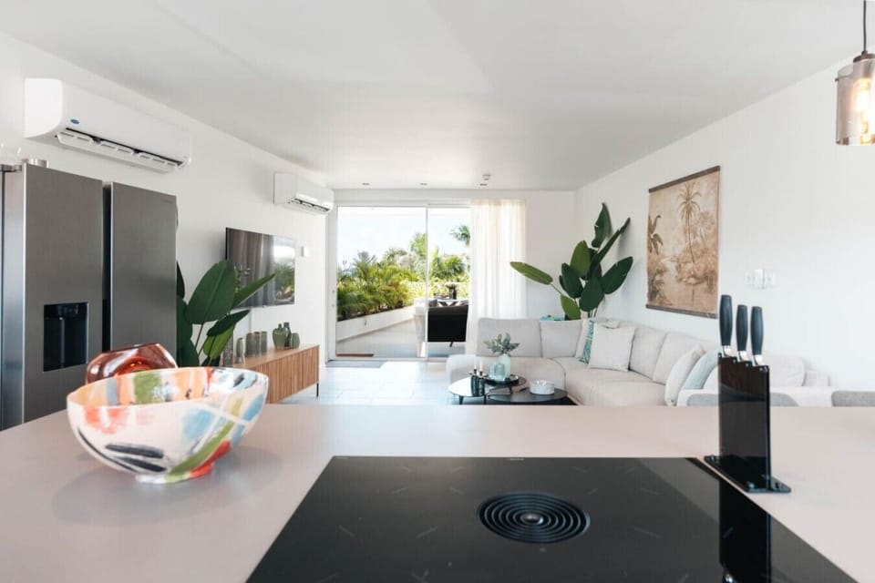 This airy living space invites you to kick back and enjoy the beautiful views. With a sleek kitchen right at your fingertips and a cozy seating area, it’s the perfect blend of comfort and modern charm. Ideal for both lively gatherings and peaceful ev