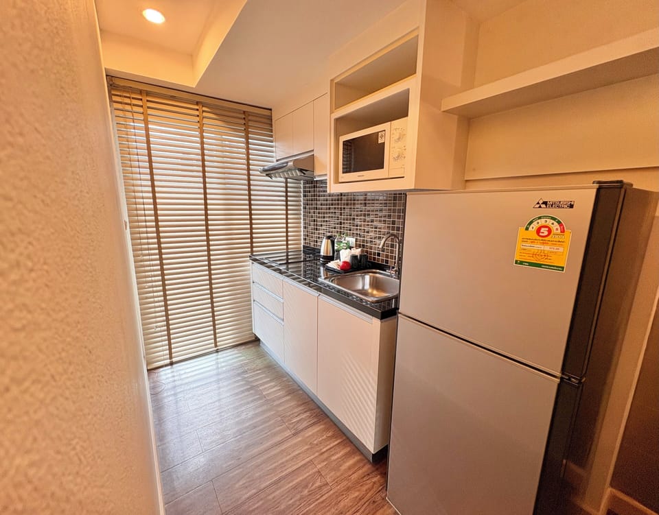 King Suite | Private kitchenette | Fridge, microwave, stovetop, cookware/dishes/utensils