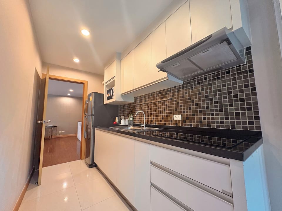 Family Suite | Private kitchenette | Fridge, microwave, stovetop, cookware/dishes/utensils