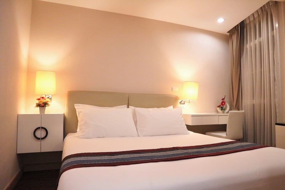 Junior Suite | Free minibar, in-room safe, desk, laptop workspace